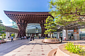 Torii-förmiger Eingang zum Bahnhof Kanazawa, entworfen von den Architekten Sejima und Nishizawa, Stadt Kanazawa, Präfektur Ishikawa, Honshu, Japan