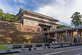 Blick auf das Nezumita-mon-Tor am Eingang zur Burg Kanazawa, Stadt Kanazawa, Präfektur Ishikawa, Honshu, Japan