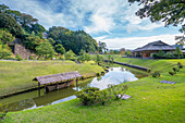 Blick auf den Gyokusenin-Maru-Garten auf dem Gelände der Burg Kanazawa, Stadt Kanazawa, Präfektur Ishikawa, Honshu, Japan