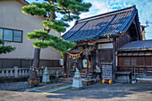 Blick auf den Higashiyama-Sugawara-Schrein im Bezirk Higashi Chaya, Stadt Kanazawa, Präfektur Ishikawa, Honshu, Japan