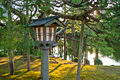 Blick auf die japanische Lampe im Japanischen Garten Kenrokumachi, Kanazawa-Stadt, Präfektur Ishikawa, Honshu, Japan