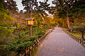 Blick auf die japanische Lampe im Japanischen Garten Kenrokumachi, Kanazawa-Stadt, Präfektur Ishikawa, Honshu, Japan