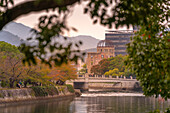 Blick auf die skelettartigen Ruinen der A-Bomben-Kuppel, Hypocenter, Hiroshima Peace Memorial, UNESCO, Hiroshima, Honshu, Japan