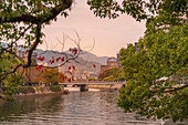 Blick auf die skelettartigen Ruinen der A-Bomben-Kuppel, Hypocenter, Hiroshima Peace Memorial, UNESCO, Hiroshima, Honshu, Japan