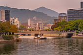 Blick auf die skelettartigen Ruinen der A-Bomben-Kuppel, Hypocenter, Hiroshima Peace Memorial, UNESCO, Hiroshima, Honshu, Japan