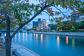 Blick auf die Ruinen der A-Bomben-Kuppel von den Hiroshima Peace Gardens in der Abenddämmerung, UNESCO, Hiroshima, Honshu, Japan