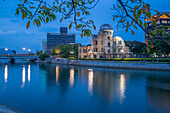 Blick auf die Ruinen der A-Bomben-Kuppel von den Hiroshima Peace Gardens in der Abenddämmerung, UNESCO, Hiroshima, Honshu, Japan