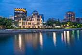 Blick auf die Ruinen der A-Bomben-Kuppel von den Hiroshima Peace Gardens in der Abenddämmerung, UNESCO, Hiroshima, Honshu, Japan