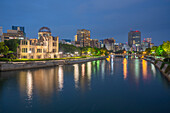 Blick auf die Ruinen der A-Bomben-Kuppel von den Hiroshima Peace Gardens in der Abenddämmerung, UNESCO, Hiroshima, Honshu, Japan