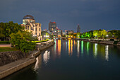 Blick auf die Ruinen der A-Bomben-Kuppel von den Hiroshima Peace Gardens in der Abenddämmerung, UNESCO, Hiroshima, Honshu, Japan