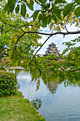 Ansicht der Burg Hiroshima mit Museum, Spiegelung im Wassergraben, Motomachi, Naka Ward, Hiroshima, Honshu, Japan