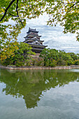 Ansicht der Burg Hiroshima mit Museum, Spiegelung im Wassergraben, Motomachi, Naka Ward, Hiroshima, Honshu, Japan