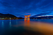 Itsukushima Jinja, Shinto-Schrein aus dem 16. Jahrhundert, Torii-Tor, das bei Flut zu schwimmen scheint, UNESCO, Miyajimacho, Hatsukaichi, Hiroshima, Honshu, Japan