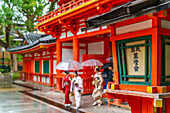 Blick auf Geishas im Yasaka Jinja Nishiromon-Tor (Westturmtor) Gionmachi Kitagawa, Higashiyama-ku, Kyoto, Honshu, Japan