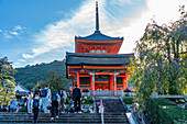 Blick auf das Kiyomizu-dera Niomon-Tor am Kiyomizu-dera-Tempel, UNESCO, Kiyomizu, Bezirk Higashiyama, Kyoto, Honshu, Japan