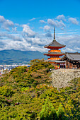 Blick auf den Kiyomizu-dera-Tempel, UNESCO, mit der Stadt im Hintergrund, Kiyomizu, Bezirk Higashiyama, Kyoto, Honshu, Japan