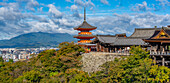 Blick auf den Kiyomizu-dera-Tempel, UNESCO, mit der Stadt im Hintergrund, Kiyomizu, Bezirk Higashiyama, Kyoto, Honshu, Japan