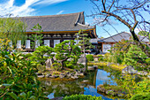 Blick auf den Sanjusangendo-Tempel, der sich im Teich spiegelt, Sanjusangendomawari, Bezirk Higashiyama, Kyoto, Honshu, Japan