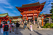 Blick auf den Fushimi-Inari-Schrein in der Abenddämmerung, Fukakusa Yabunouchicho, Stadtbezirk Fushimi, Kyoto, Honshu, Japan