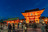 Blick auf den Fushimi-Inari-Schrein in Kyoto in der Abenddämmerung, Fukakusa Yabunouchicho, Bezirk Fushimi, Kyoto, Honshu, Japan