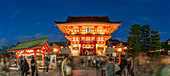 Blick auf den Fushimi-Inari-Schrein in Kyoto in der Abenddämmerung, Fukakusa Yabunouchicho, Bezirk Fushimi, Kyoto, Honshu, Japan