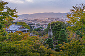 Blick auf Kyoto und den Nidec Kyoto Tower vom Kiyomizu-dera-Tempel, Kiyomizu, Higashiyama Ward, Kyoto, Honshu, Japan