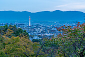 Blick auf Kyoto und den Nidec Kyoto Tower vom Kiyomizu-dera-Tempel, Kiyomizu, Higashiyama Ward, Kyoto, Honshu, Japan