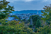 Blick auf Kyoto und den Nidec Kyoto Tower vom Kiyomizu-dera-Tempel, Kiyomizu, Higashiyama Ward, Kyoto, Honshu, Japan