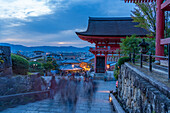 Blick auf Kyoto und den Kiyomizu-dera-Tempel in der Abenddämmerung, Kiyomizu, Higashiyama Ward, Kyoto, Honshu, Japan