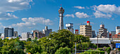 Blick auf den Tsutenkaku-Turm und die Skyline der Stadt an einem sonnigen Tag im Shinsekai-Gebiet, Osaka, Honshu, Japan