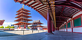 Blick auf Shitenno-ji Gojunoto (fünfstöckige Pagode) und Shitenno-ji Kondo (goldene Halle) an einem sonnigen Tag, Shitennoji, Bezirk Tennoji, Osaka, Honshu, Japan