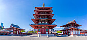 Blick auf Shitenno-ji Gojunoto (fünfstöckige Pagode) und Shitenno-ji Kondo (goldene Halle) an einem sonnigen Tag, Shitennoji, Bezirk Tennoji, Osaka, Honshu, Japan