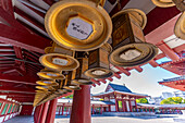 Blick auf den Korridor, der den Innenhof des Shitenno-ji Gojunoto-Tempels umgibt, an einem sonnigen Tag, Shitennoji, Bezirk Tennoji, Osaka, Honshu, Japan