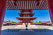 Blick auf Shitenno-ji Gojunoto (fünfstöckige Pagode) an einem sonnigen Tag, Shitennoji, Bezirk Tennoji, Osaka, Honshu, Japan