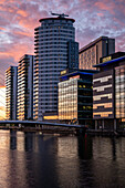 Media City in der Dämmerung, Salford Quays, Manchester, Lancashire, England, Vereinigtes Königreich