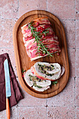 Hähnchenroulade mit Champignons, Zwiebeln und Mozzarella im Speckmantel