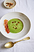 Pointed cabbage soup with crackers