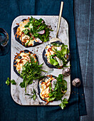 Schwarze Mini-Pizzen mit Steinpilzen und Scarmorza