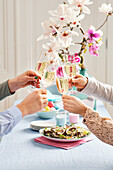 Anstoßen auf Ostern mit Sekt und Austern