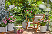 Sitzplatz auf Terrasse mit pinkfarbenen Rosen, Ähriger Ehrenpreis, Eukalyptus