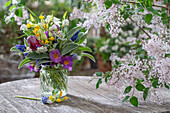 Blumenstrauß mit blühendem Flieder, Primeln, Schachbrettblume, Wollziest, Schlüsselblume, Traubenhyazinthe, Knotenblume