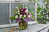 Blumenstrauß aus Zierapfel, Fliederblüten, Weißdorn, Narzissen