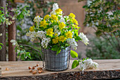 Blumenstrauß mit Weißer Flieder und Wolfsmilch im Topf und Drahtgestellt