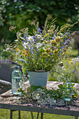 Blumenstrauss mit Madonnenlilie, Färberkamille, Giersch und Brandkraut