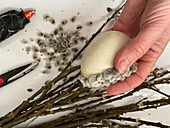 DIY-Projekt: Osterei mit Weidenkätzchen bekleben