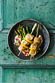 Salmon skewers with green asparagus and tomato dressing from the airfryer
