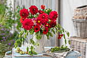Blumenstrauß aus roten Dahlien und Hopfen