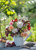 Blumenstrauß aus Rote Melde, Rosen; Dahlien, Fenchel, wilde Möhre, Fiederschnittige Perowskie und Brokkoliblüten