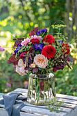 Blumenstrauß mit Astern, Dahlien, Rose, Fenchel und roter Melde