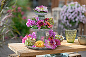 Etagere mit Dahlien, Flammenblume (Phlox) und Hortensie